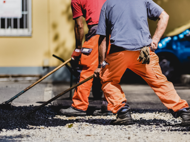 Symbolbild: Das Foto zeigt im Straßenbau arbeitende Personen