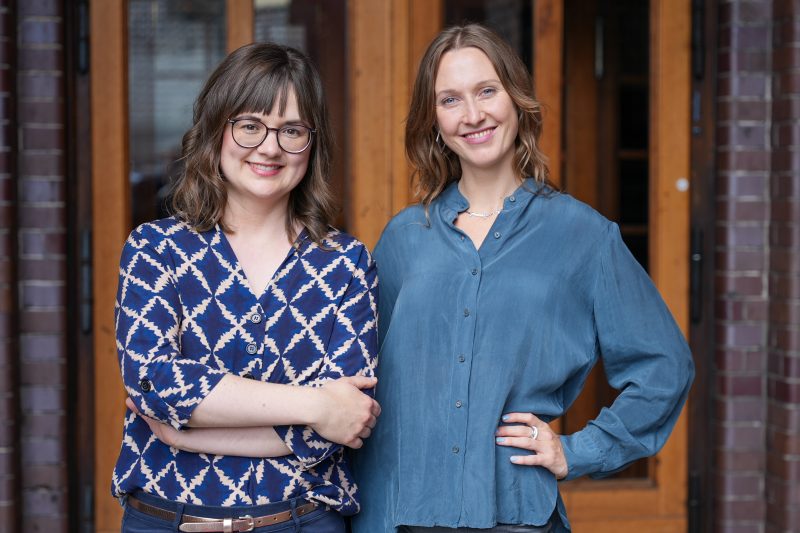 Johanna Lambertz (Fachbereichsleiterin) neben Marie Quiter (Projektreferentin) vor dem Gebäude von Arbeit und Leben Berlin-Brandenburg