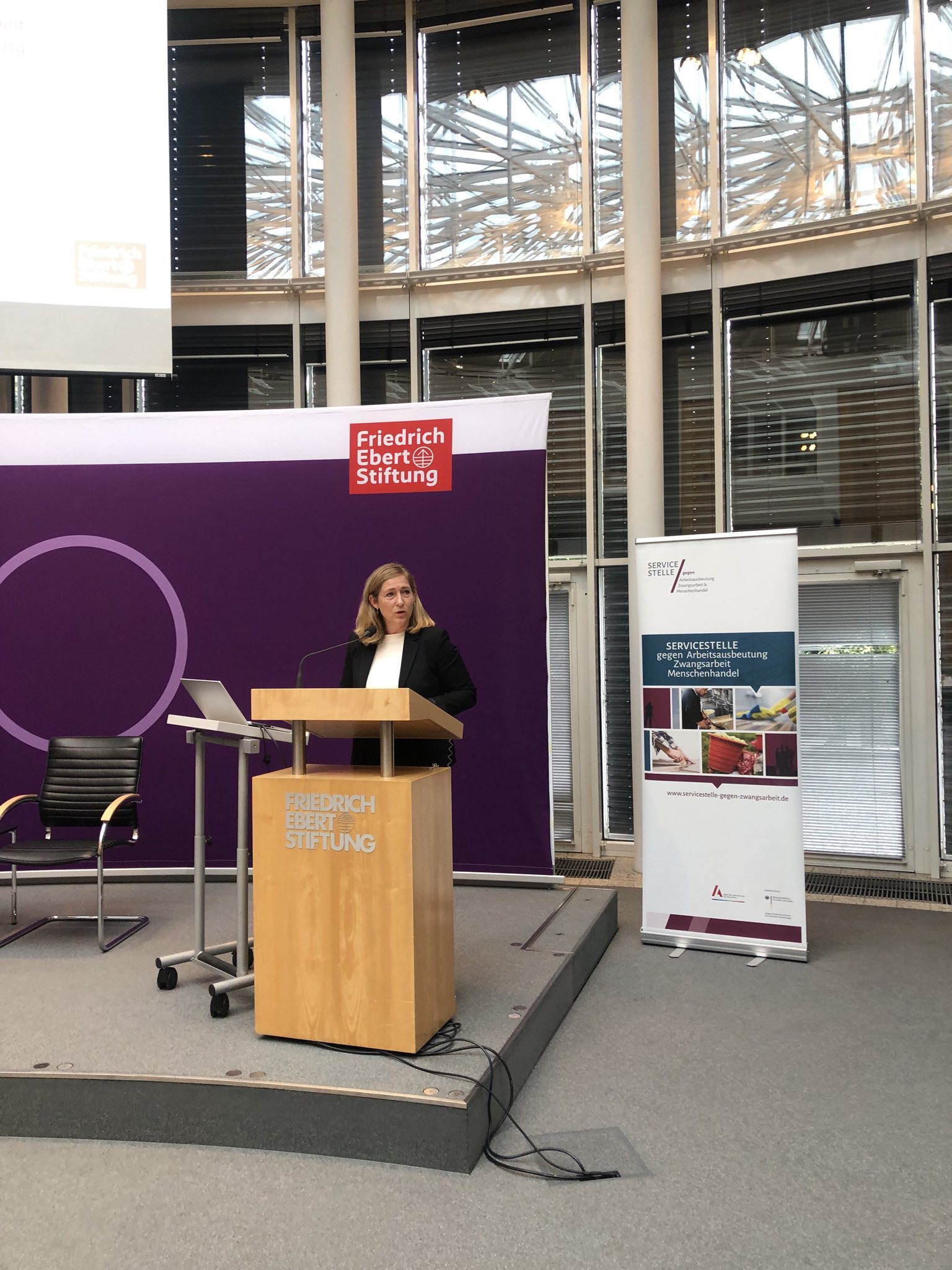 Staatssekretärin Lilian Tschan auf dem Podium