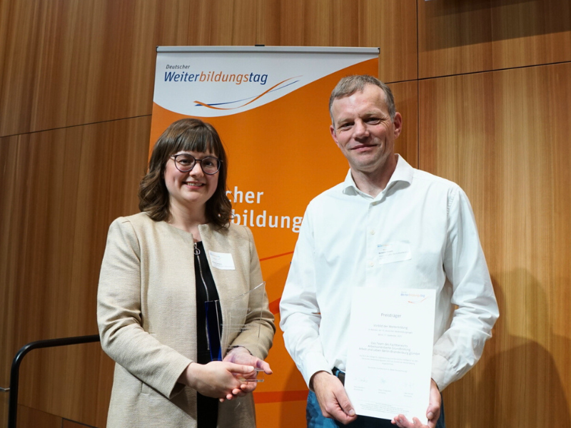 Johanna Lambertz und Benedikt Eimann bei der Preisverleihung mit Urkunde und Pokal