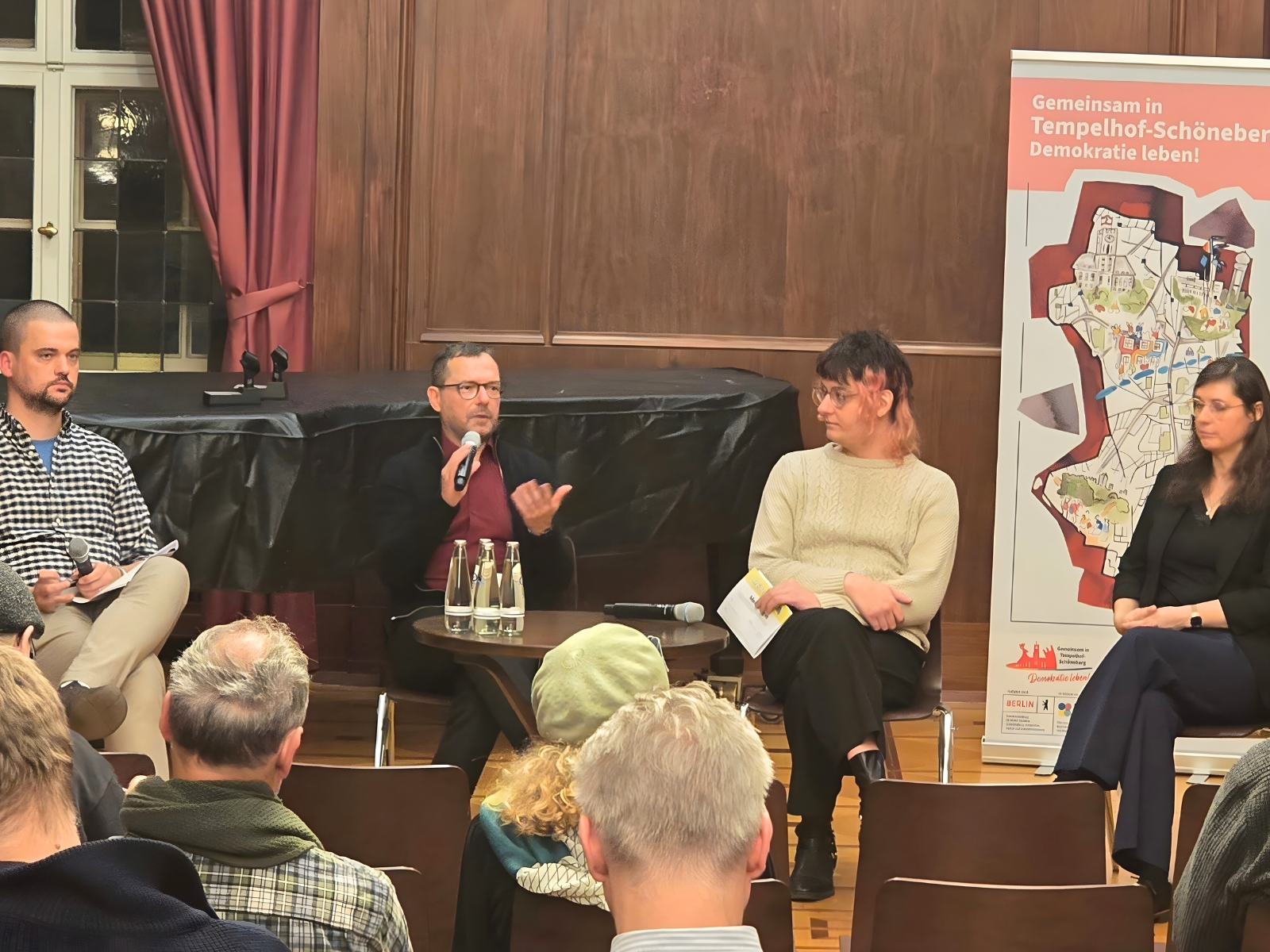 Teilnehmende der Podiumsdiskussion