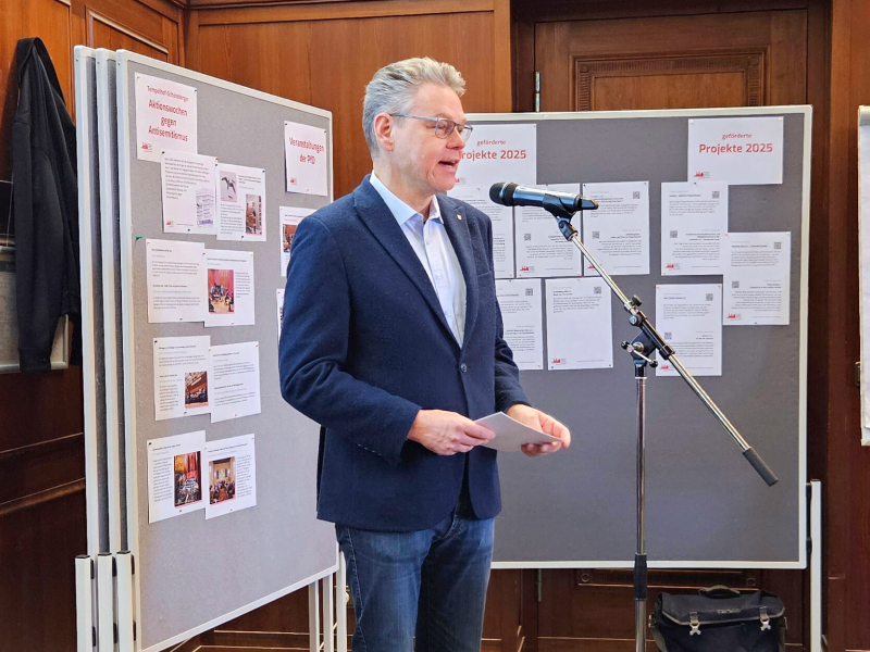 Bezirksbürgermeister Jörn Oltmann bei seiner Eröffnungsrede